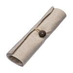 Astuccio arrotolabile in cotone. Chiusura con bottone ed elastico